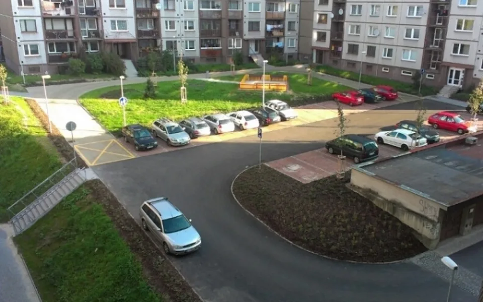 Na sídlištích chybí stovky parkovacích míst. Nový systém neprošel přes vedení města
