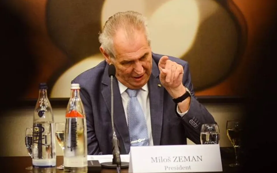 Nenadávejme českému prezidentovi. On se zdiskredituje sám. Úplně