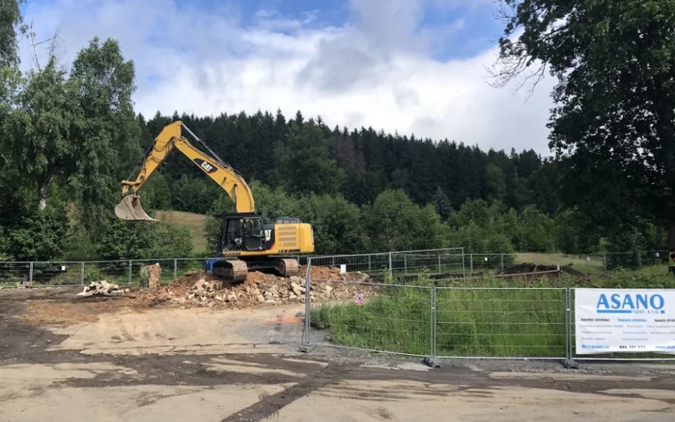 Konec Berlína. Slavnou hospodu pod Ještědem odstranil bagr, budou tu apartmány