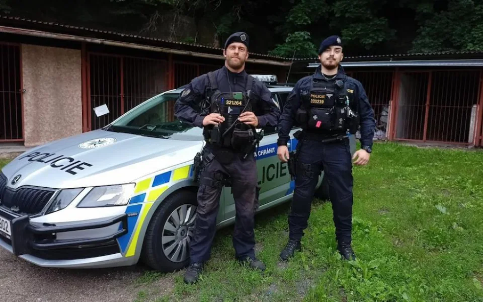 Zaměstnanec ležel ve skladu v tratolišti krve. Život mu zachránila policejní hlídka