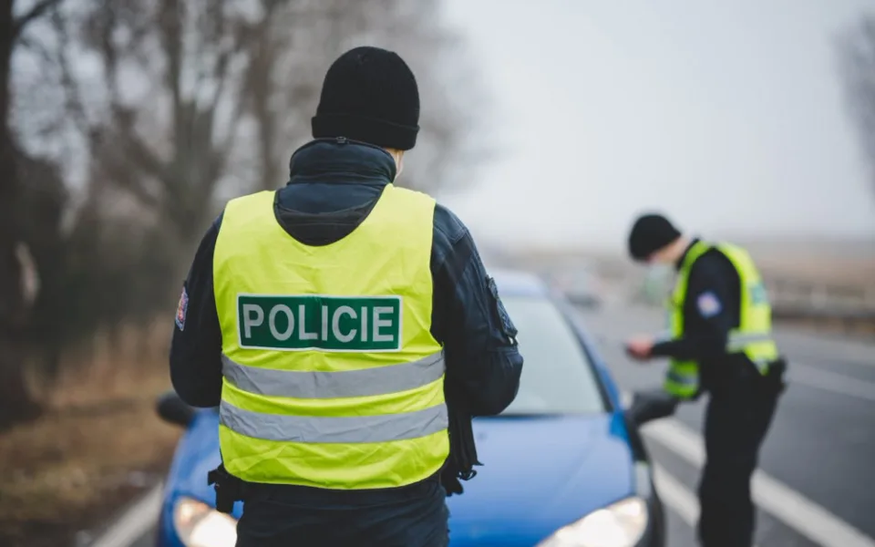 Policisté pátrají po černém SUV. Srazilo se s motorkou, řidič ujel