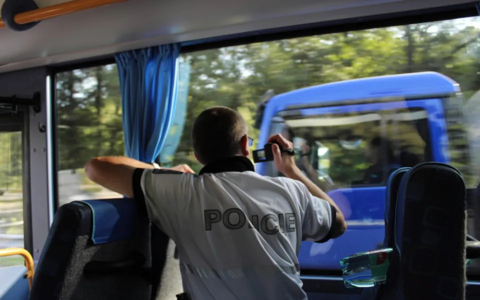 Policisté kontrolovali řidiče ze speciálního autobusu. Odhalili čtyřicet přestupků