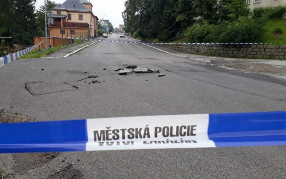 V Jablonci sčítají škody po noční bouři, půjdou do milionů