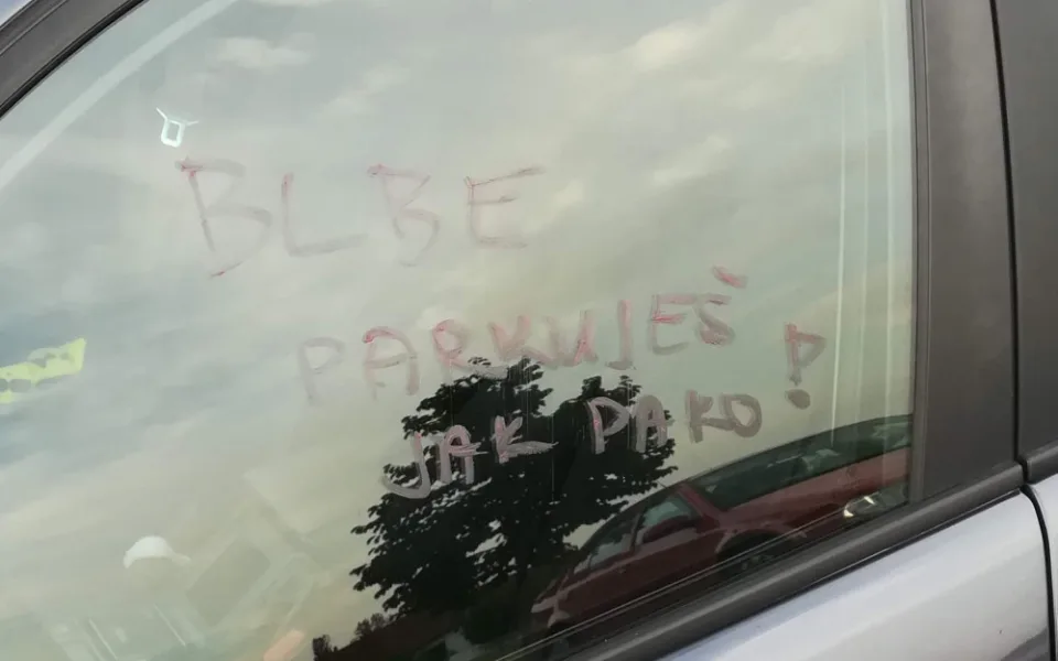 Blbe, parkuješ jako pako! Žena si vybila frustraci, nemohla vyjet z parkoviště