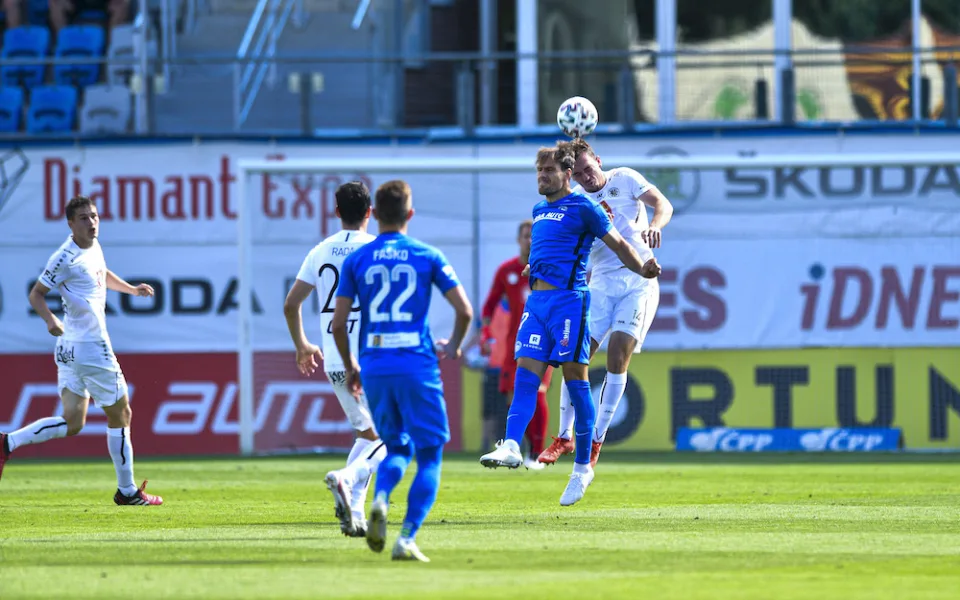 Nadějné vedení Slovan neudržel. Po hodinovém oslabení v Hradci remizoval 1:1