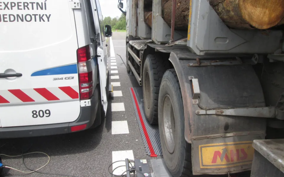 Kamion byl přetížený o osm tun. Policisté na kontroly využívají speciální auto