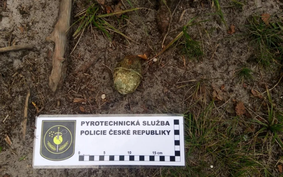 Vyklizená pláž, odkloněná loď. Žena při koupání v Mácháči našla nevybuchlý granát