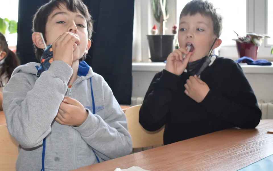 Žáky a učitele v Jablonci čeká v září znovu PCR testování ze slin