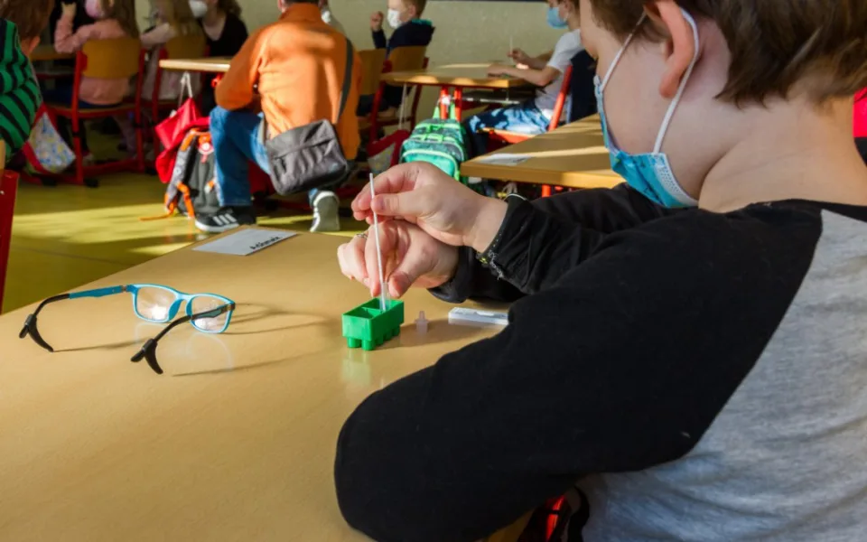 Žáci se na začátku září třikrát otestují na koronavirus, schválila vláda