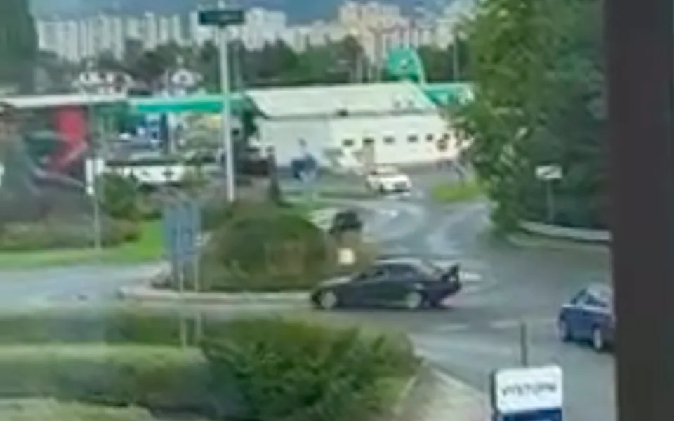 Řidič driftoval na kruhovém objezdu před Nisou. Natočila ho svědkyně