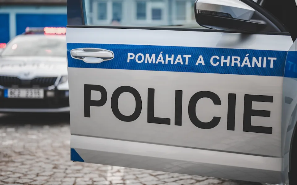 Řidič náklaďáku vjel na přejezd na červenou a poškodil závory. Hledá ho policie