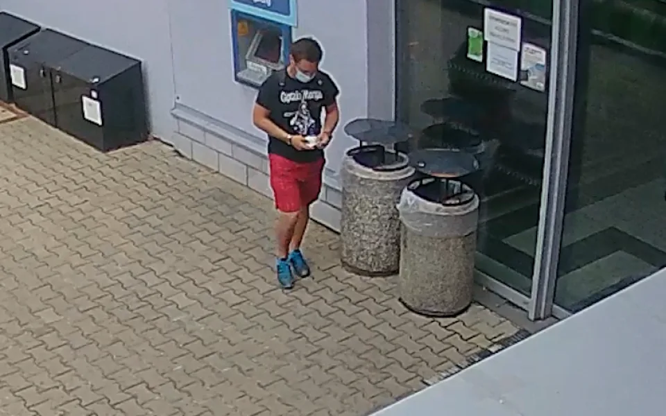 Muže okradli v autobuse o peníze i doklady. Ukradenou kartou pak někdo platil, zachytila ho kamera