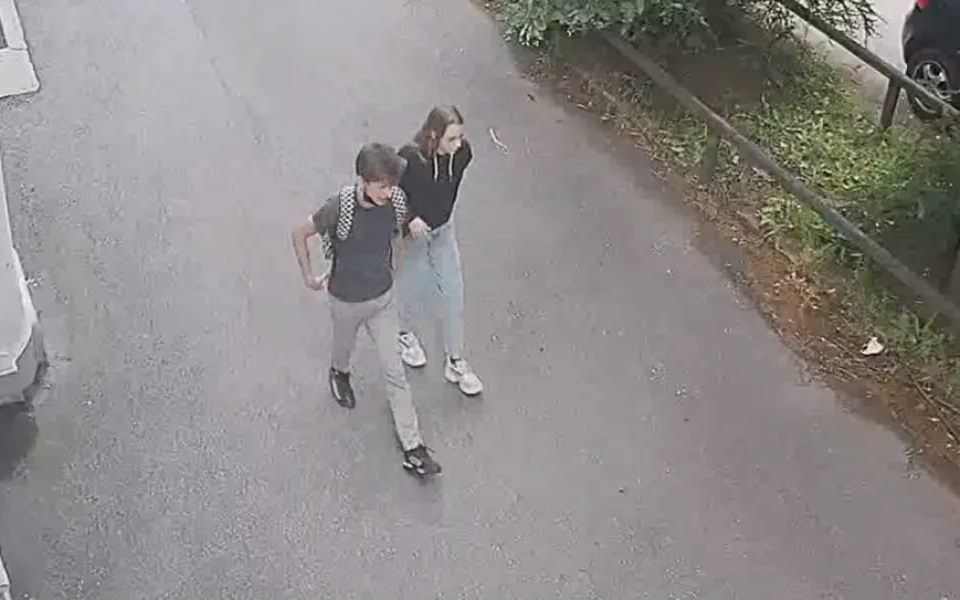 Policie kvůli nehodě u bývalých tiskáren hledá mladou dvojici