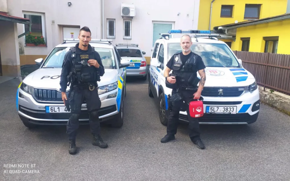 V řadové garáži vypukl požár, majitel zkolaboval. Život mu zachránili policisté