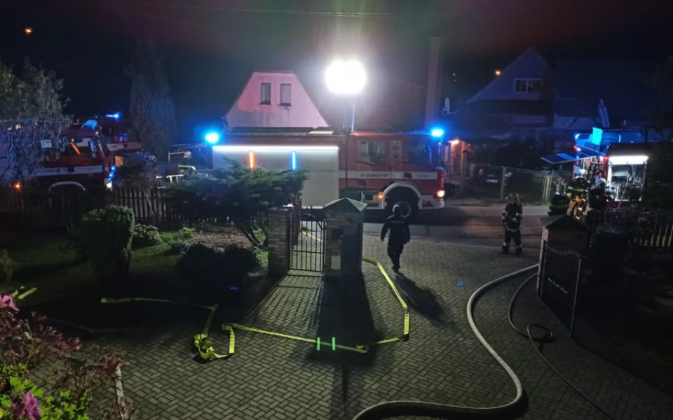 Při požáru rodinného domu v Raspenavě utrpěli zranění tři lidé