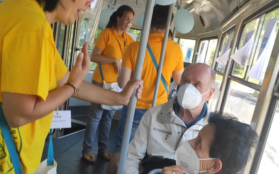 Tichá tramvaj pendlovala Libercem. Cestující si v ní vyzkoušeli znakovou řeč