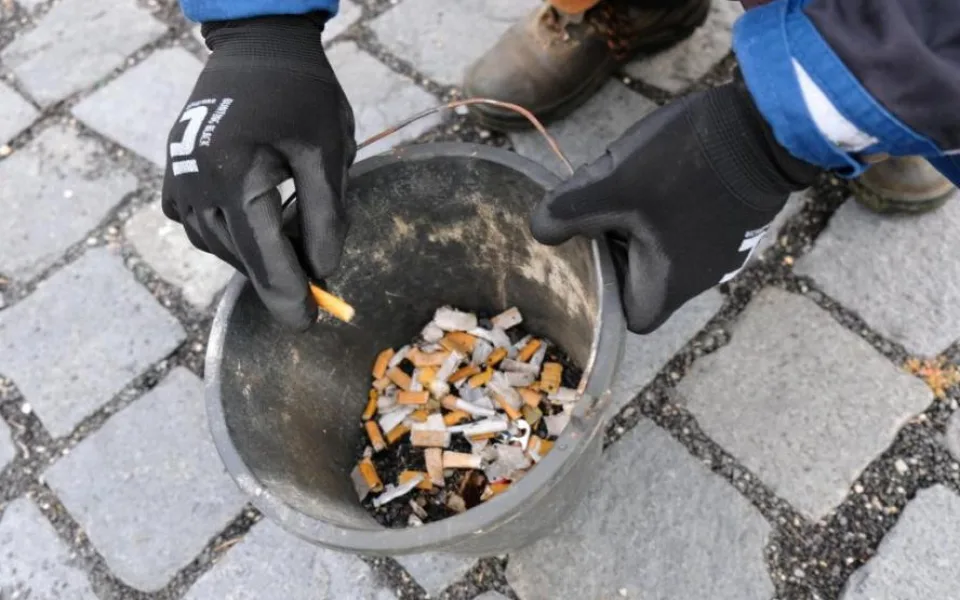 Dva kbelíky nedopalků po úklidu náměstí. Doma je také nikdo nehází na zem, vadí starostovi