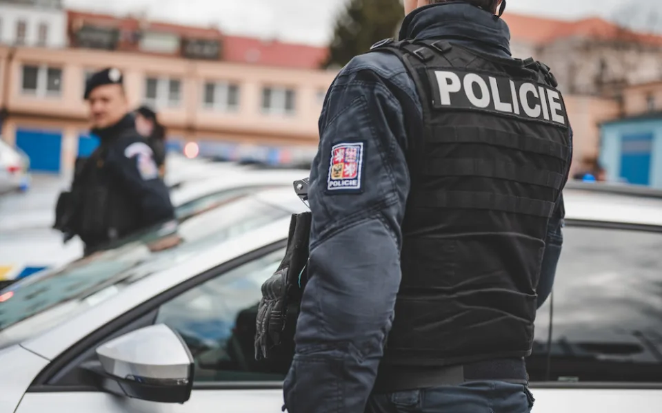 Řidič dodávky přejížděl do protisměru, od utrženého výfuku létaly jiskry. Nadýchal 3,4 promile