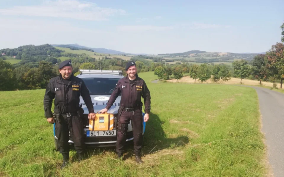 Muž zkolaboval při návštěvě známého. Život mu zachránili policisté s defibrilátorem
