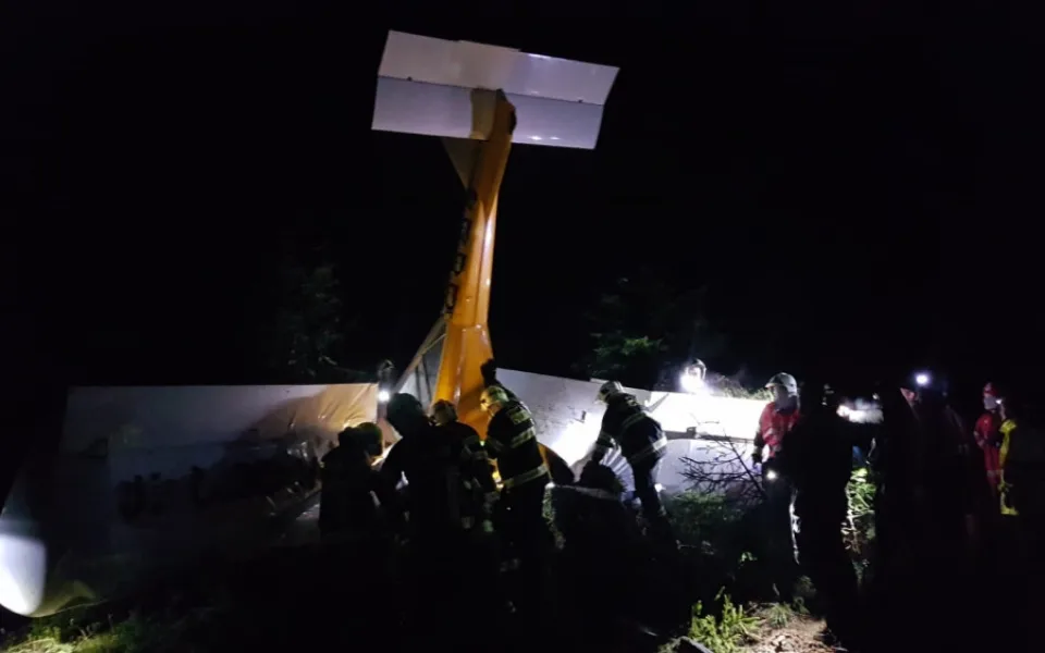 Pád ultralightu se dvěma lidmi na palubě. Oba pád přežili, záchranáři je transportovali do nemocnice