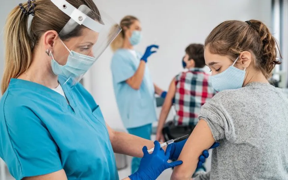 Děti se vrátily do školy a jsou nemocné. Ordinace dětských lékařů jsou přetížené