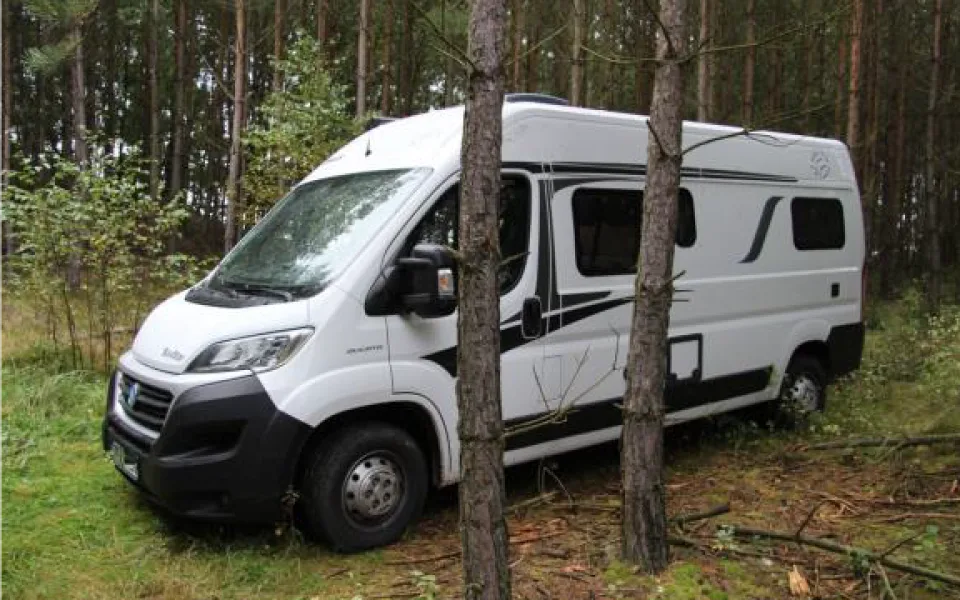 V Německu ukradl obytnou dodávku, zaparkoval ji v pískovně v Novém Městě