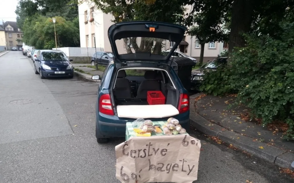Čerstvé bagety za 60. Muž pod vlivem drog je před školou prodával rovnou z auta
