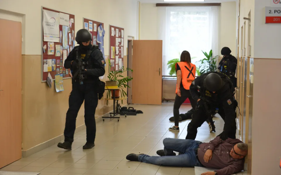 Tváří v tvář teroristům. Učitelé se při cvičení postavili ozbrojeným útočníkům