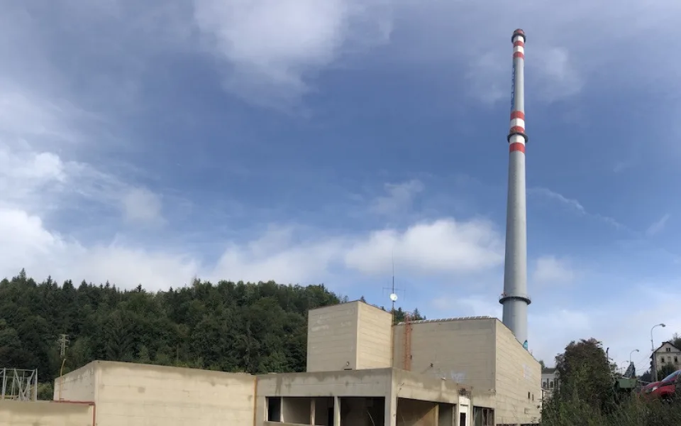 Deset tisíc tun půjde během sedmi sekund k zemi. Komín na Brandlu čeká v sobotu demolice
