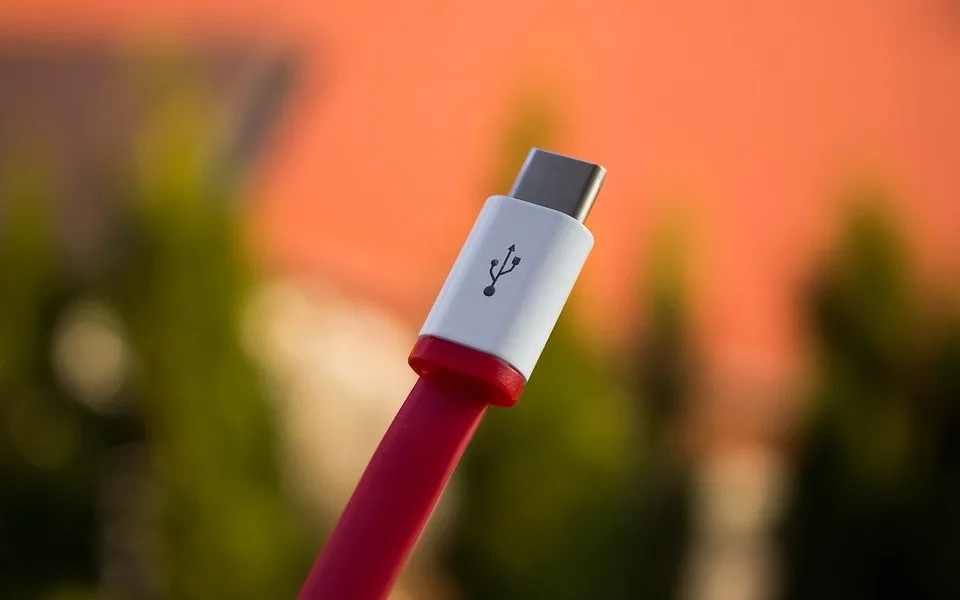 Na nabíjení mobilů bude stačit jedna nabíječka, říká EU. Sníží se objem elektrodpadu