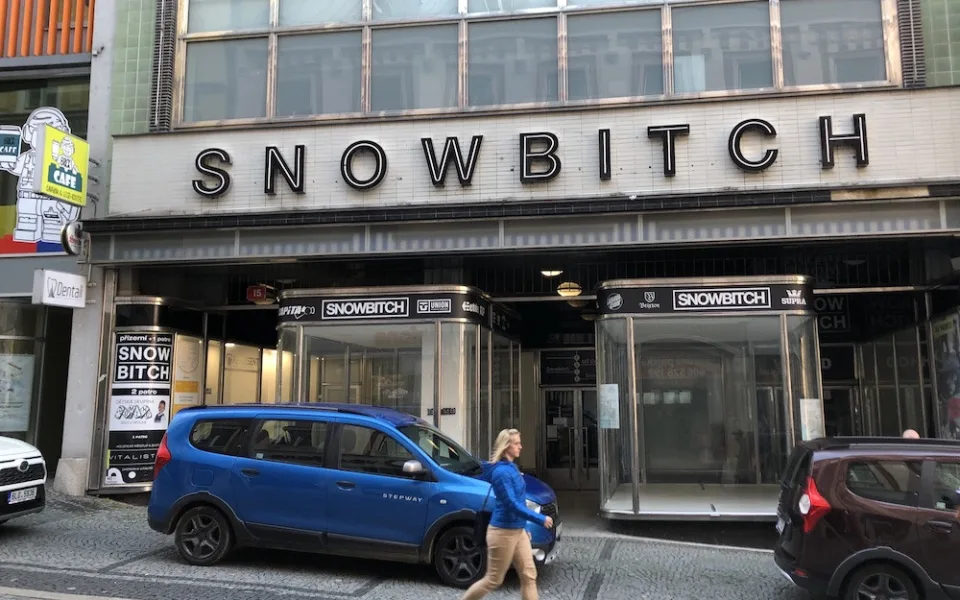 Úřad po čtyřech letech rozhodl, nápis Snowbitch musí zmizet. Jenže obchod už skončil