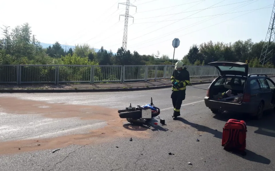 Neděle ve znamení nehod motorkářů. Pět se jich zranilo, pro dva letěl vrtulník