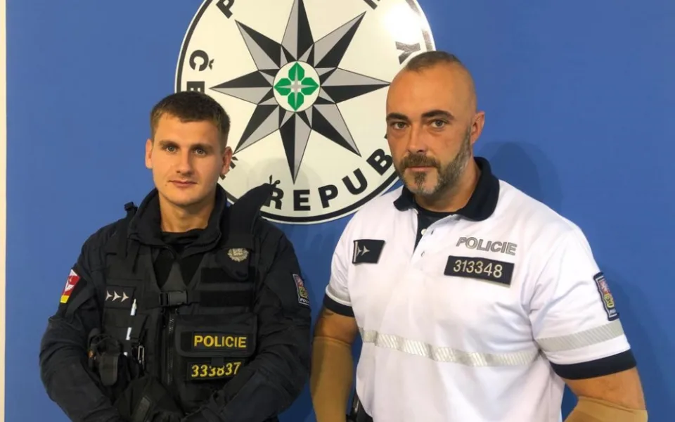 Neváhali ani minutu… Z hořícího objektu zachránili policisté tři děti