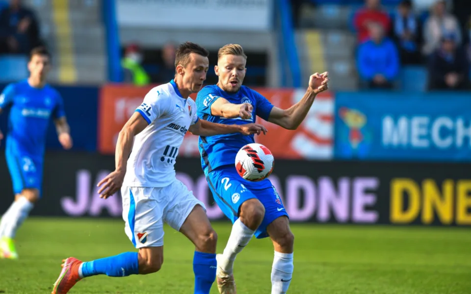 Slovan podlehl doma Baníku, klíčovým momentem byla červená Tiéhiho