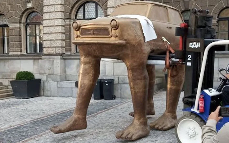 Před radnicí stojí trabant. Slavné umělecké dílo Davida Černého zůstane v Liberci rok