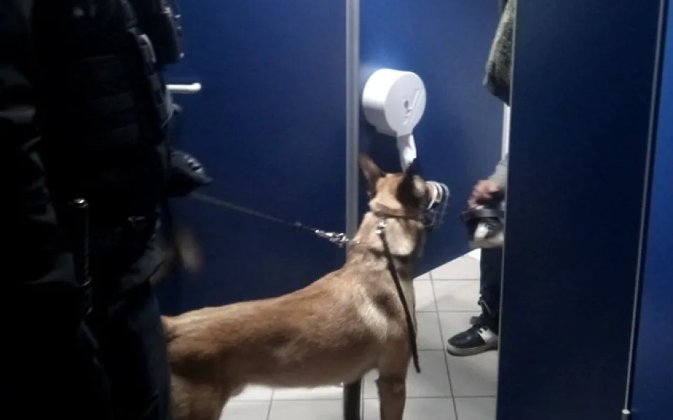Dámský záchod na nádraží okupoval muž pod vlivem drog. Ven ho dostal až služební pes