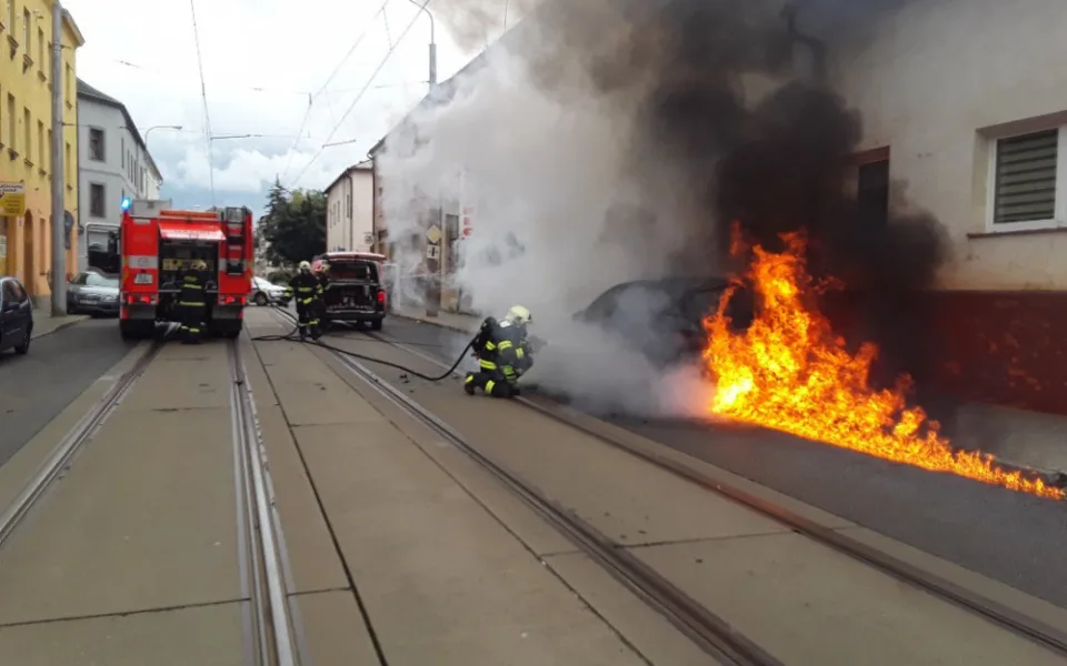 Výbuchy a oheň v Hanychovské ulici. Shořelo tam osobní auto