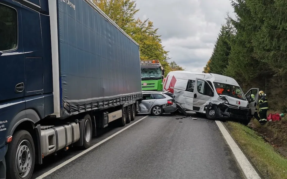 Hromadná nehoda uzavřela silnici u Svoru. Dva zranění