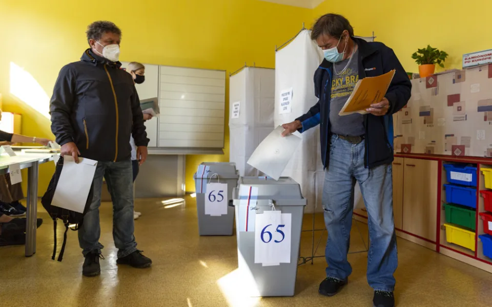 Volební místnosti se uzavřely. Začalo sčítání hlasů