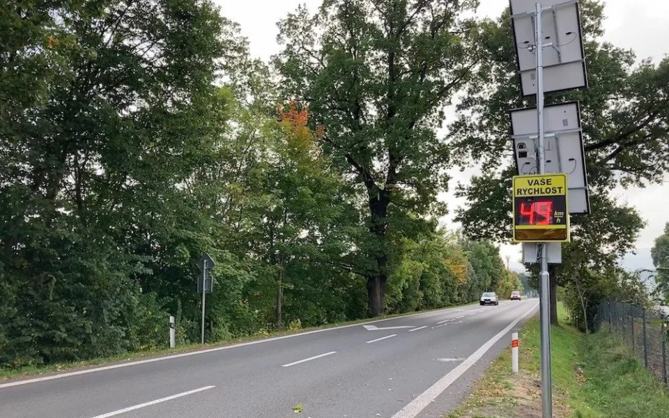 Rychlost řidičů v Krásné Studánce nově hlídá radar. Devět z deseti řidičů tam nedodržovalo předpisy