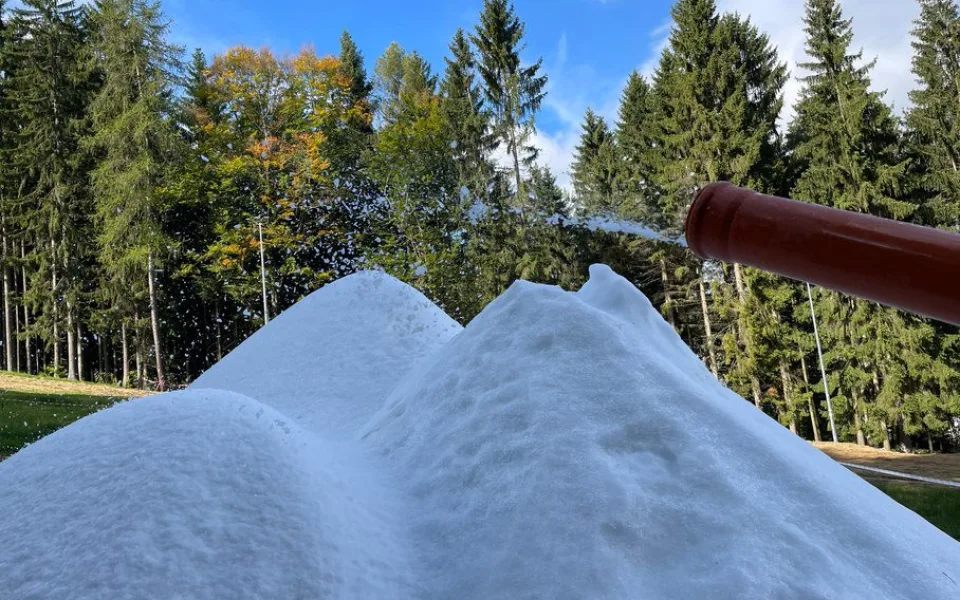 Sníh na Ještědu už v říjnu? Skiareál začal zasněžovat, připravuje si zásoby na zimu