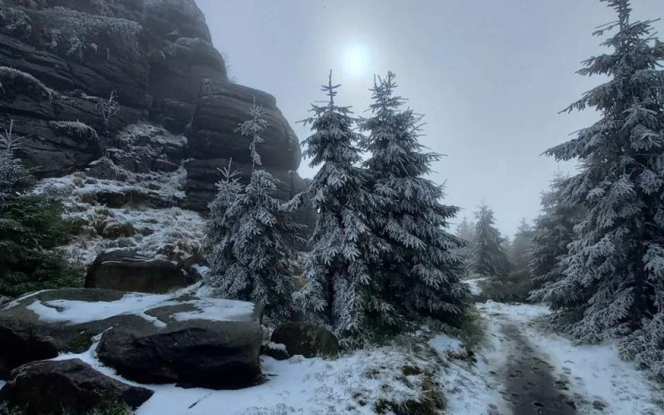 První sníh dorazil i do Jizerek. Na horách mrzlo a sněžilo