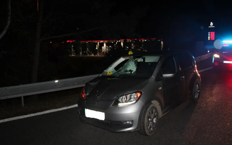 Vážná nehoda poblíž benzínky u Jestřebí. Auto tam srazilo chodce