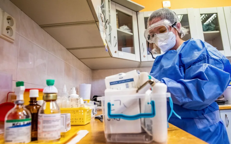Hospitalizovaných s covidem v posledních dnech mírně přibývá, ve Frýdlantě znovu začnou očkovat