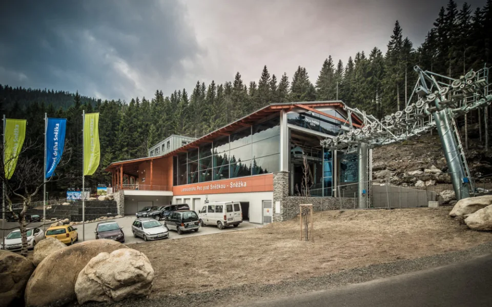 V Krkonoších začala rekonstrukce lanovky na Sněžku. Především jde o úpravu jejího vedení