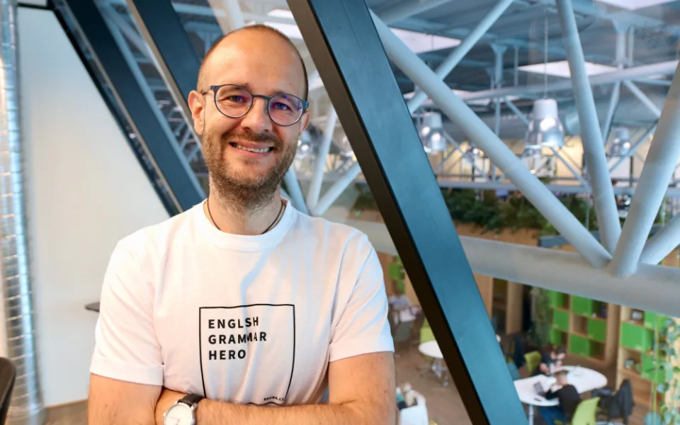 Češi se bojí chybovat, tvrdí populární český angličtinář, který je hvězdou internetu