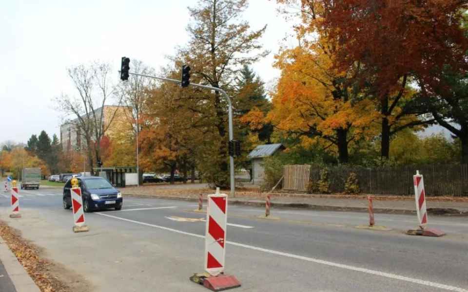 Změny na křižovatce u jablonecké přehrady. Objížďky se změní, zmizí semafory