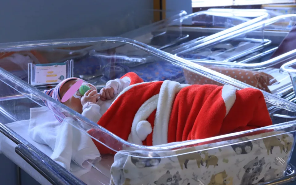 Nový život pro Adélku z babyboxu. Opouští nemocnici, stěhuje se do nové rodiny