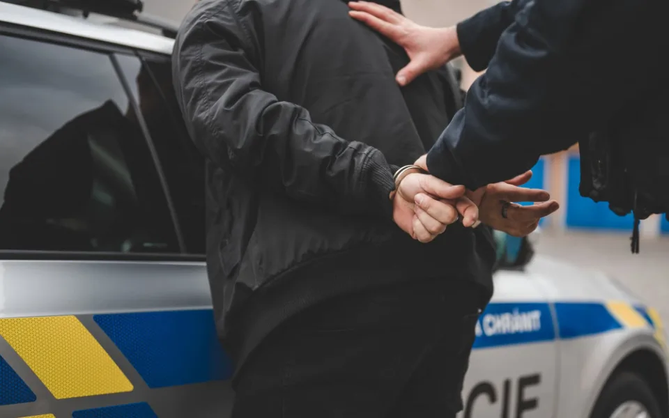 Kriminalisté dopadli pachatele loupeže v Libchavě. Se zbraní v ruce ukradl desítky tisíc