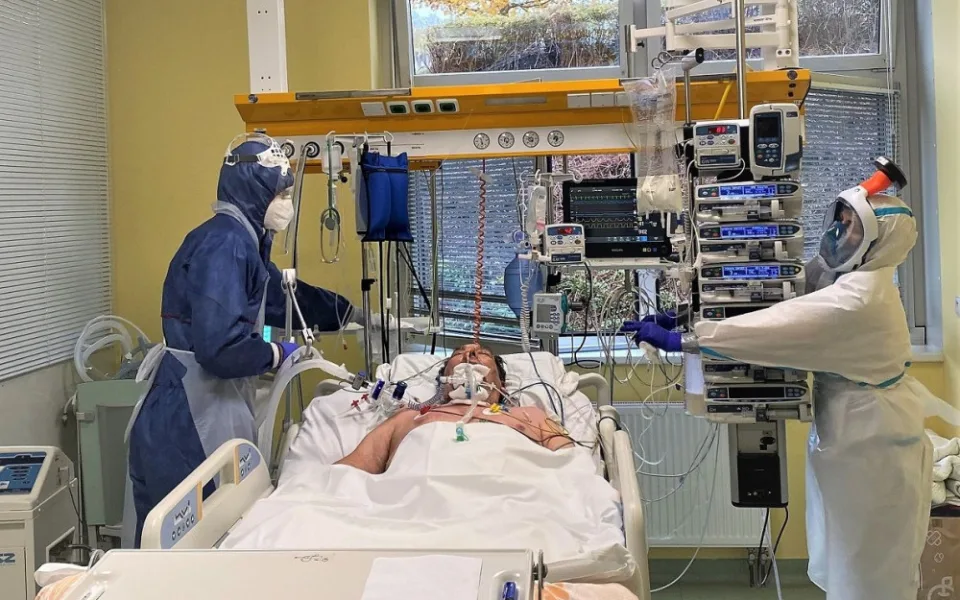 Počet pacientů s covidem v nemocnicích v Libereckém kraji se zdvojnásobil. Omezte kontakty, vyzval primář